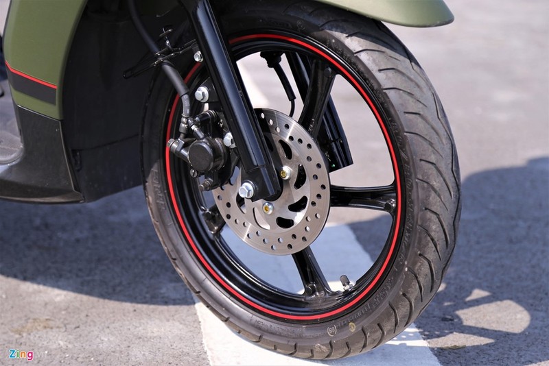 Phía trước được gắn phanh đĩa, bánh trước80/80-14 và bánh sau100/70-14 .