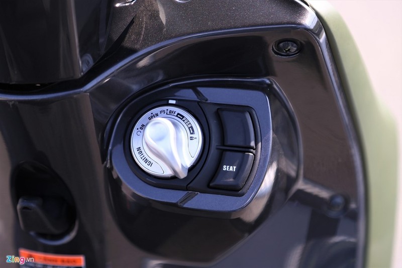 Cụm ổ khóa thông minh đa chức năng là chi tiết nổi trội của Janus Limited so với đối thủ. Ổ khóa chỉ hoạt động khi chìa khóa keyless ở gần, vì vậy gây khó khăn đối với những tên trộm xe. Người dùng xoay núm ổ khóa để bật công tắc điện, mở cốp sau, tìm xe.