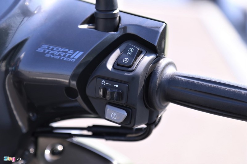 Hệ thống Start Stop System giúp xe tiết kiệm nhiên liệu khi chạy trong phố. Hệ thống này có hai chế độ tắt máy ngay lập tức trong trường hợp phanh gấp và tắt máy sau 5 giây khi dừng đèn đỏ.