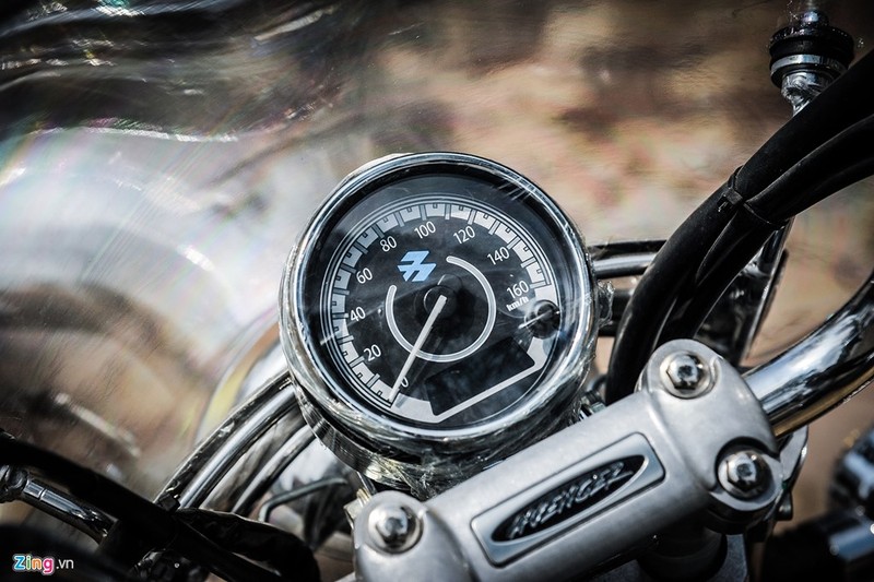 Đầu xe nổi bật với cụm đồng hồ hiển thị kết hợp giữa dạng analog và điện tử, với kiểu dáng tròn cổ điển. Yên xe bọc da, chia 2 tầng và có tựa lưng cho người ngồi phía sau. Đèn pha và đèn xi-nhan tròn phong cách hoài cổ, kính chắn gió lớn.