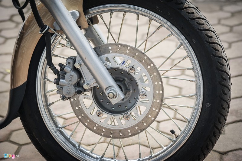 Avenger Cruise sử dụng vành xe nan hoa, đường kính 17 inch phía trước và 15 inch phía sau. Bánh sau kích thước 130/90-15, bánh trước là 90/90-17. Trang bị an toàn phía trước là phanh đĩa đơn, đường kính 260 mm và phanh tang trống phía sau.