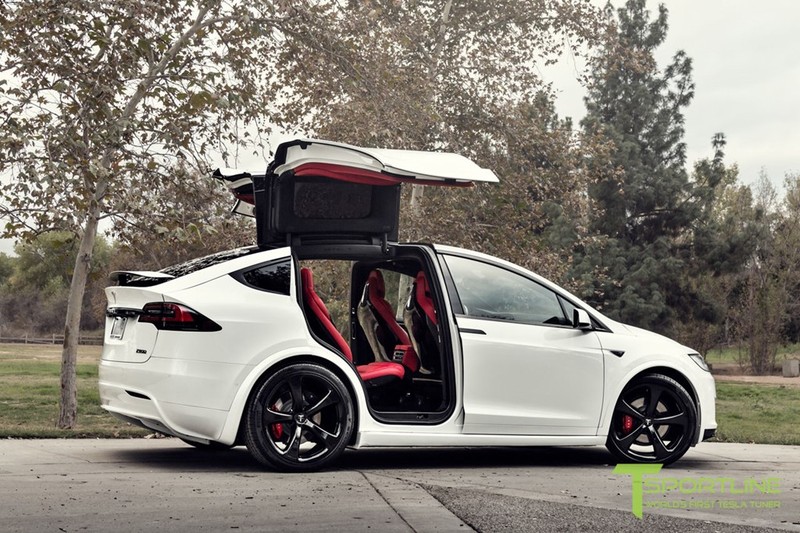Trên thực tế, một chiếc Tesla Model X mới có giá 115.500 USD. Chủ xe có thể chi thêm tiền cho những tùy chọn khác như ghế ngồi bọc da đen (2.500 USD), một số chi tiết làm từ sợi carbon (1.000 USD), bộ sạc công suất cao (1.500 USD), hệ thống lái tự động Autopilot (2.500 USD), gói nội thất cao cấp (4.500 USD).