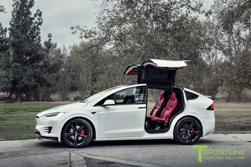 Tesla Model X là chiếc SUV chạy điện hoàn toàn được bán ra thị trường từ năm 2015. Đây là một trong những sản phẩm nổi bật của hãng xe điện Tesla.