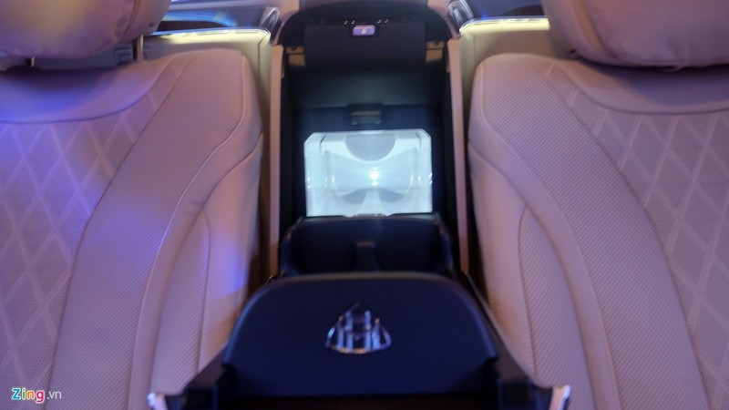 Bộ bàn làm việc với cơ cấu gập, rượu đặt trong h ộc lạnh phía sau .Mercedes còn trang bị thêm cho Maybach S400 2 ly champagne bằng bạc doRobbe & Berkingchế tác thủ công.
