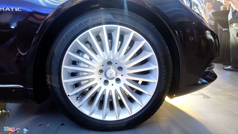 Bộ mâm bánh xe hợp kim kích thước 20 inch, dùng bộ lốp cao cấp run flat vượt trội giúp xe có thể di chuyển linh hoạt trên nhiều địa hình khác nhau.