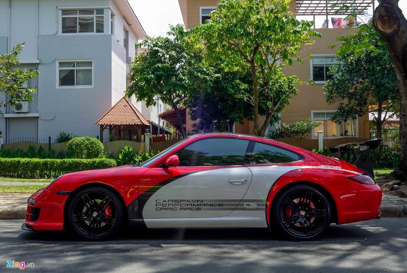 Xe được dán decal phong cách world roadshow của hãng Porsche. Lớp decal được một xưởng độ tại Việt Nam tự thiết kế và in ấn.