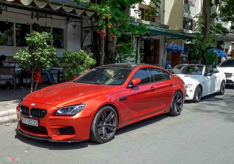 BMW M6 duy nhất tại TP.HCM được gắn thêm một số chi tiết carbon như líp cản trước và lưới tản nhiệt sơn đen. M6 được trang bị động cơ 4,4 lít V8 tăng áp turbin kép, phun nhiên liệu trực tiếp, công suất 560 mã lực tại 6.000-7.000 vòng/phút và mô-men xoắn cực đại 680 Nm ở vòng tua máy từ 1.500 đến 5.750 vòng/phút.