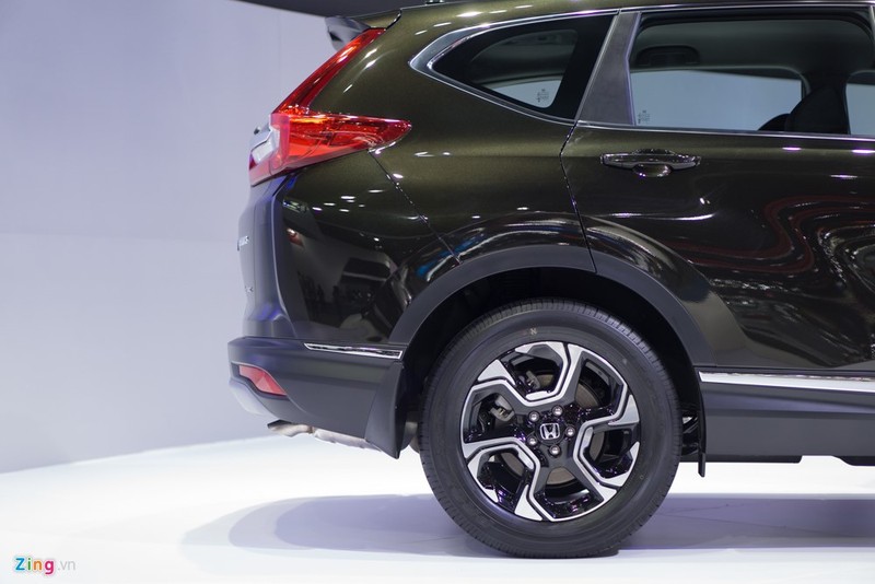 Bên cạnh đó, Honda CR-V thế hệ hoàn toàn mới còn sở hữu thêm tính năng mở cốp thông minh bằng cảm ứng đá chân dưới gầm xe giống như nhiều xe sang và siêu sang. Công nghệ được kích hoạt khi người dùng cầm chìa khoá thông minh trong tay.