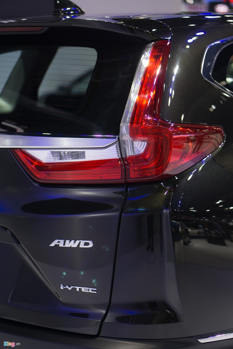 Nửa dưới của đèn hậu CR-V 2017 cũng được thiết kế giống với Civic 2017. Tuy nhiên, phần trên được dựng thẳng đứng để không phá vỡ hình hài to lớn của một mẫu SUV. Phiên bản trưng bày tại triển lãm đi kèm hệ dẫn động 2 cầu. Honda Thái Lan còn cung cấp phiên bản 1 cầu. Cả hai hệ dẫn động đều xuất hiện trên 2 lựa chọn động cơ: dầu 1.6L (số tự động 9 cấp) hoặc xăng 2.4L (vô cấp CVT).