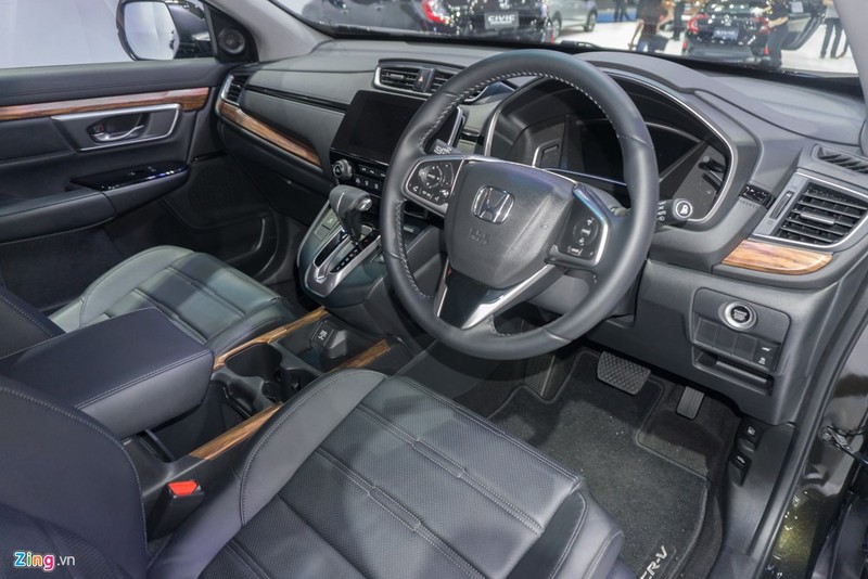Vì bán tại Thái Lan nên Honda CR-V 2017 trang bị tay lái nghịch.