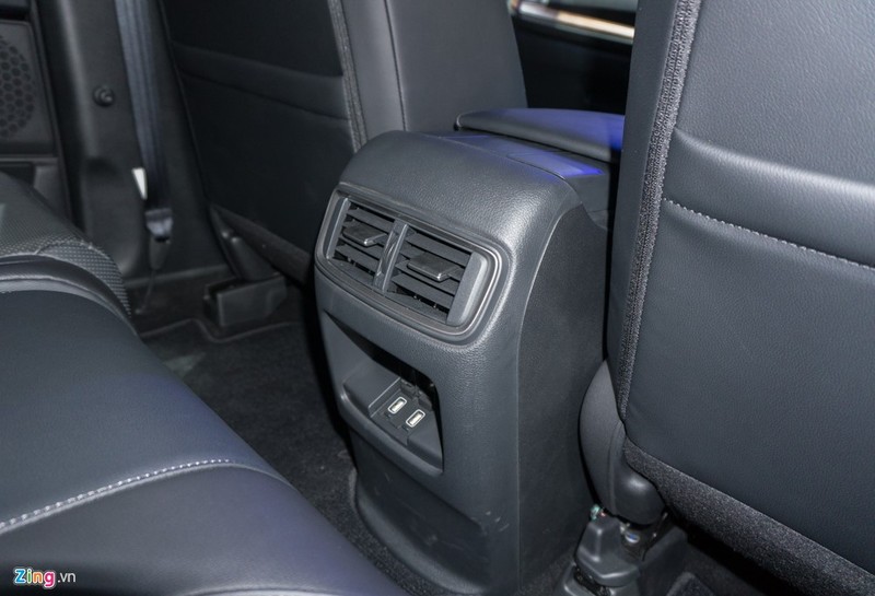 Hàng ghế thứ 2 vẫn là nơi chứa hành khách chính với cửa gió cho mỗi ghế ngồi.