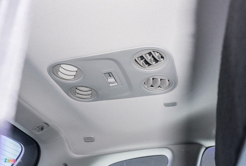 Cửa gió trên trần xe dành cho hàng ghế thứ 3.Honda CR-V 2017 có giá lần lượt 1.699.000 baht (1.114 triệu đồng) cho phiên bản diesel truyền động hai cầu DT EL 4WD. Model DT E truyền động một cầu giá 1.549.000 baht (1.016 triệu đồng).Đối với động cơ xăng, phiên bản 2.4 EL 4WD truyền động hai cầu giá 1.549.000 baht (1.016 triệu đồng) và bản 2.4 E truyền động một cầu giá 1.399.000 baht (917 triệu đồng).