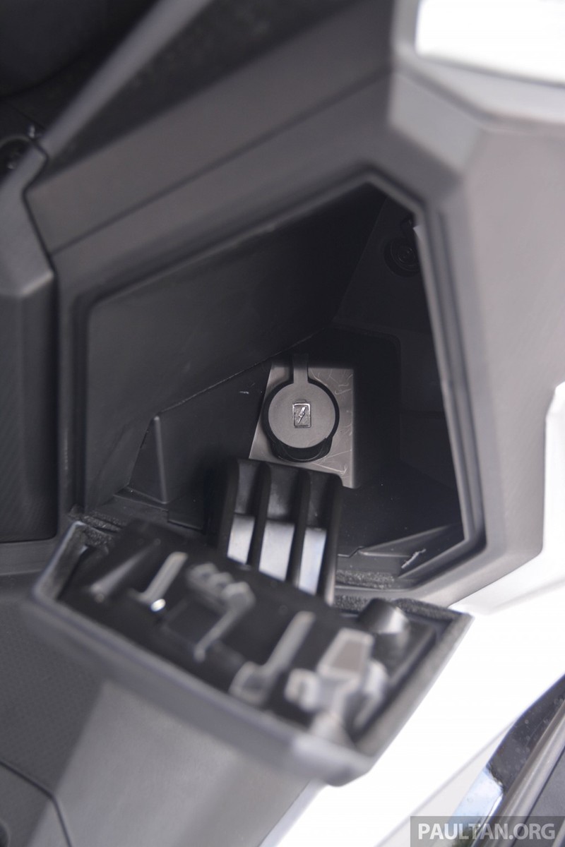 Hộc đồ nhỏ phía trước xe được trang bị cổng sạc điện 12V