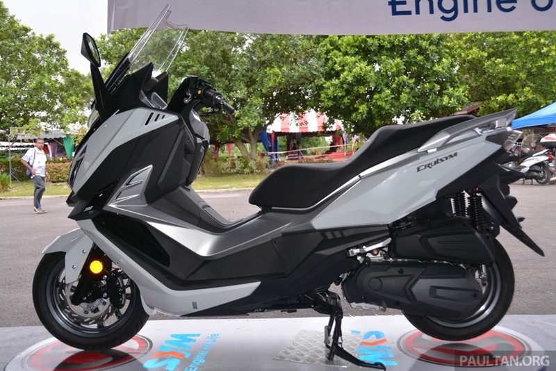 Cruisym 300i trang bị động cơ xi-lanh đơn 278 cc, xi-lanh đơn, làm mát bằng gió, tích hợp phun xăng điện tử, cho công suất 26,9 mã lực tại 7.750 vòng/phút và mô-men xoắn cực đại 27,3 Nm tại 6.750 vòng/phút.