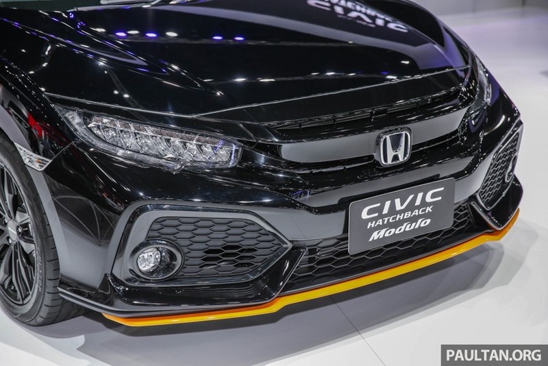 Civic Hatchback có kích thước tương tự như phiên bản sedan về chiều rộng (1.798 mm) và trục cơ sở (2.700 mm), trong khi cao hơn khoảng 20 mm so và ngắn hơn 112 mm.