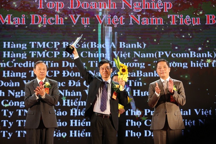Đại diện của PVcomBank nhận giải