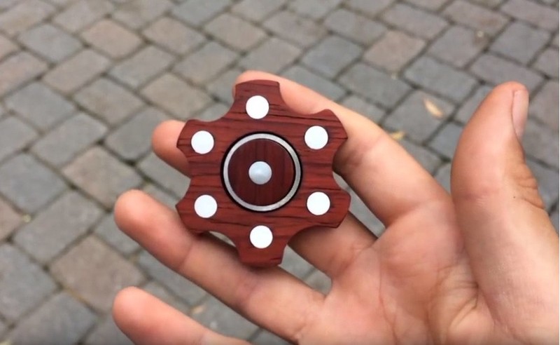 Fidget Spinner là gì? Cách chơi fidget spinner từ dễ đến khó ảnh 1 Fidget Spinner là gì? Cách chơi fidget spinner từ dễ đến khó ảnh 1