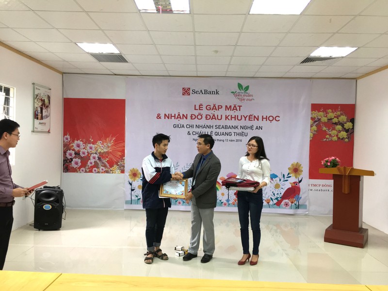 Đại diện SeABank trao học bổng Ươm mầm ước mơ tại Nghệ An