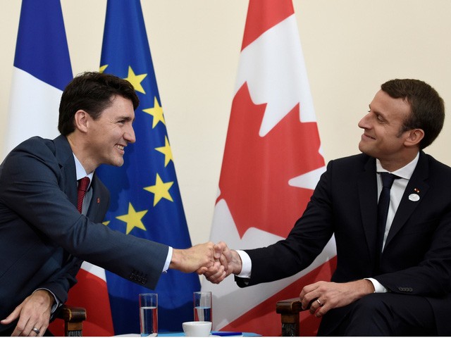 Những hình ảnh “đốn tim” dân mạng của hai vị nguyên thủ tại Hội nghị G7 ảnh 6