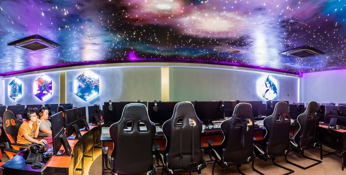 Quán net Việt chơi trội "dán" cả dải thiên hà lên trần cho game thủ ngắm nhìn