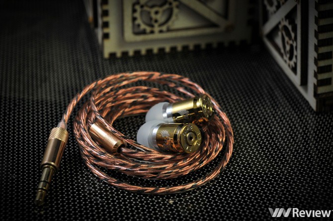 Với thiết kế có thể thu hút sự chú ý của tất cả mọi người - vỏ đạn Makarov, tai nghe AYA MK II còn mang trong mình chất âm khá tốt trong phân khúc tai nghe cao cấp giá siêu rẻ.