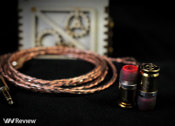 Với thiết kế có thể thu hút sự chú ý của tất cả mọi người - vỏ đạn Makarov, tai nghe AYA MK II còn mang trong mình chất âm khá tốt trong phân khúc tai nghe cao cấp giá siêu rẻ.