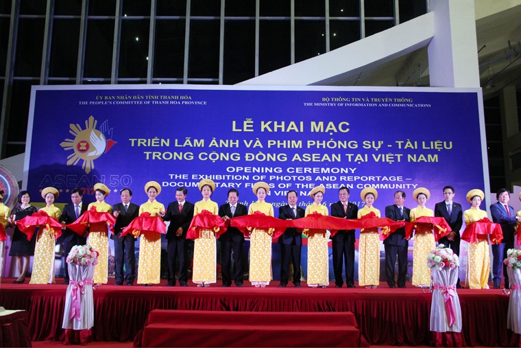 Một số hình ảnh tại Lễ khai mạc triển lãm: