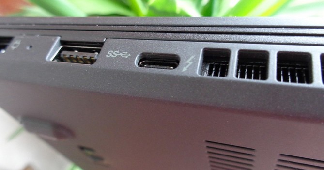 Hình lằn sét nằm bên cạnh cổng USB Type-C cho biết nó có công nghệ Thunderbolt.

