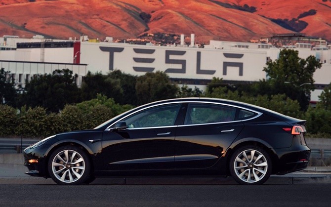 Đây là những hình ảnh đầu tiên của phiên bản thương mại Tesla Model 3