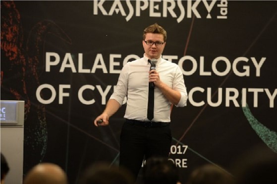 Ông Vitaly Kamluk, Giám đốc Nhóm Nghiên cứu và Phân tích Toàn cầu (GReAT) chia sẻ tại hội thảo 

