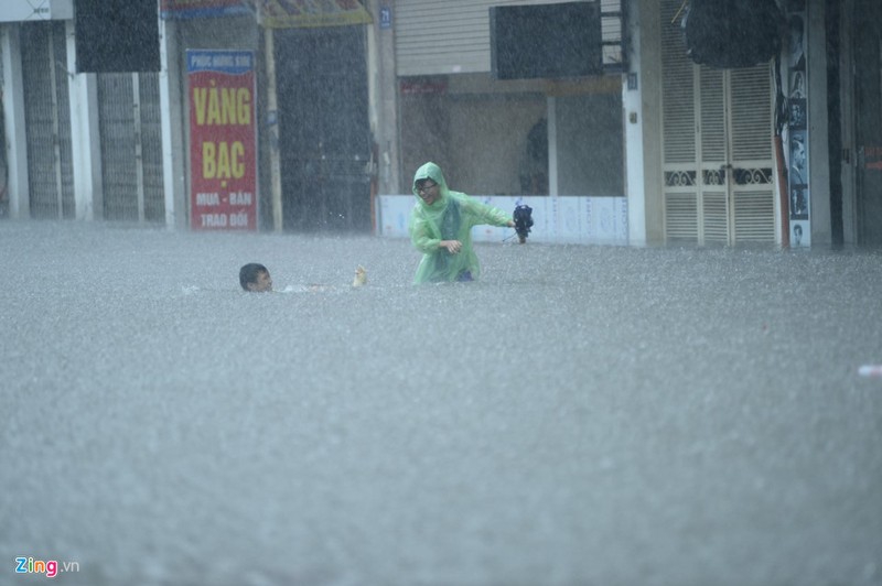 Nhip song dao lon sau tran mua bao gay ngap duong pho hinh anh 14