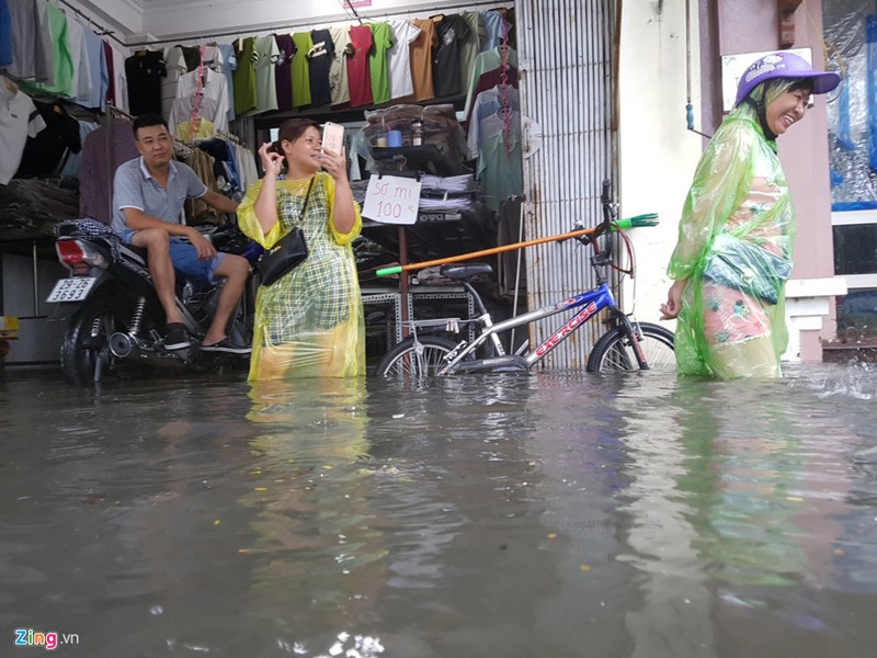 Nhip song dao lon sau tran mua bao gay ngap duong pho hinh anh 11