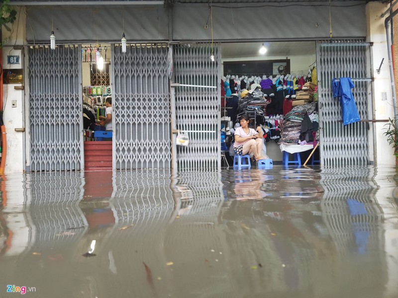 Nhip song dao lon sau tran mua bao gay ngap duong pho hinh anh 12