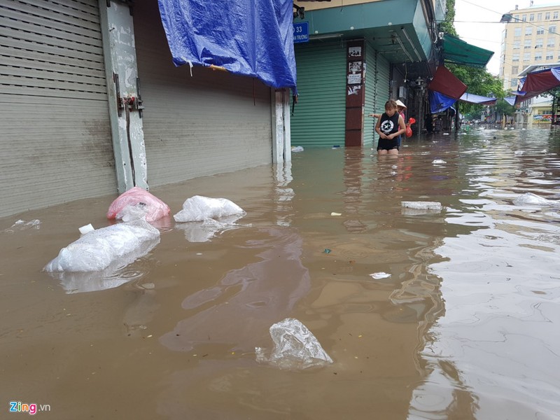 Nhip song dao lon sau tran mua bao gay ngap duong pho hinh anh 20