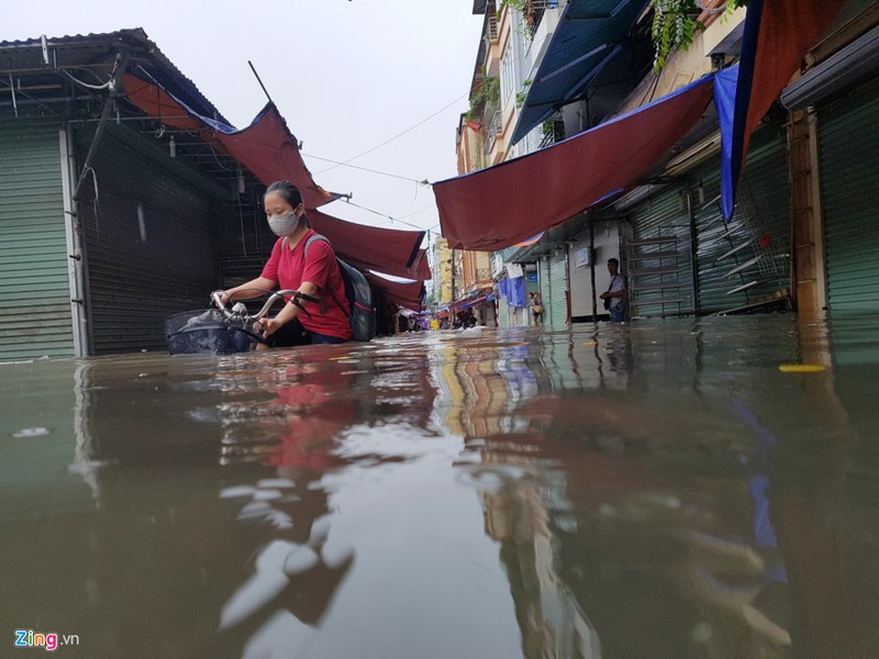 Nhip song dao lon sau tran mua bao gay ngap duong pho hinh anh 13