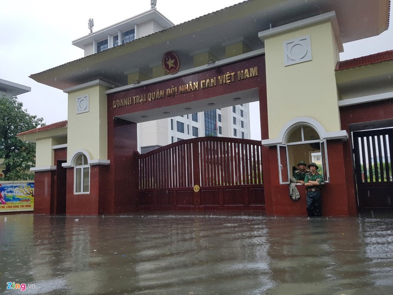 Nhip song dao lon sau tran mua bao gay ngap duong pho hinh anh 2