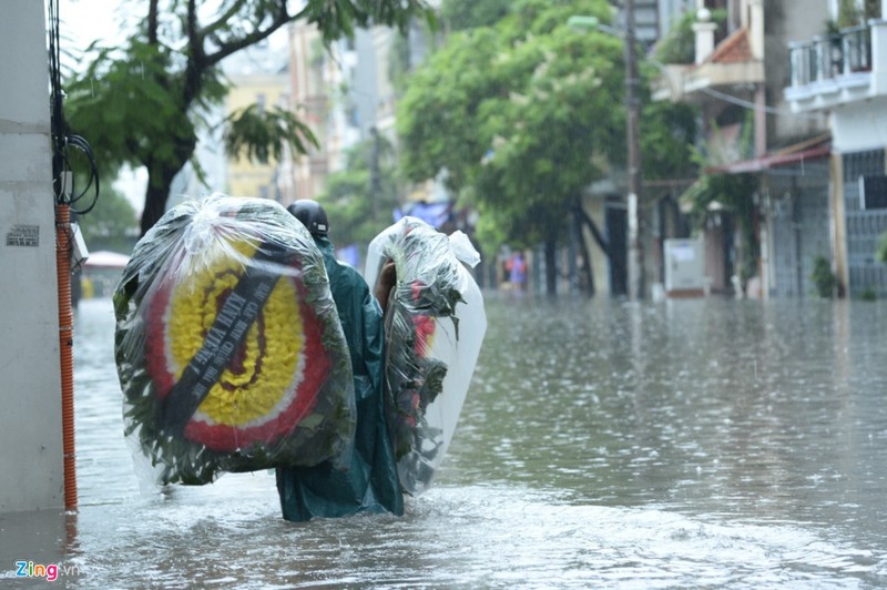 Nhip song dao lon sau tran mua bao gay ngap duong pho hinh anh 15