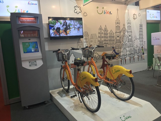  Đi hội chợ xem robot, ăn thịt nướng, ngồi ghế massage 