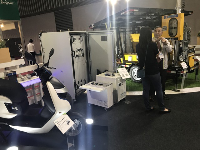  Đi hội chợ xem robot, ăn thịt nướng, ngồi ghế massage 