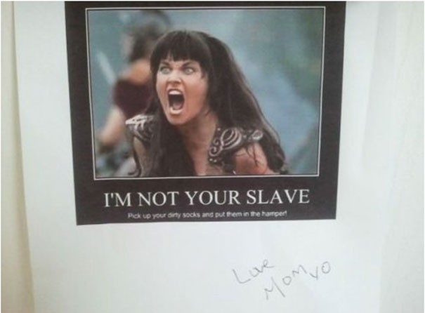 Lời nhắn trên bức ảnh: “Mẹ không phải là nô lệ của con, nên hãy nhặt những đôi tất bẩn của mình lên và cho nó vào giỏ đựng đồ giặt”