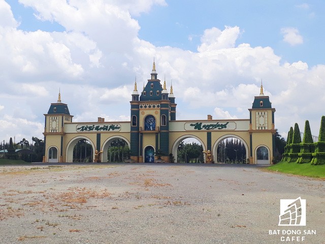  Happyland - xứ sở hạnh phúc có nguy cơ đổ vỡ. 