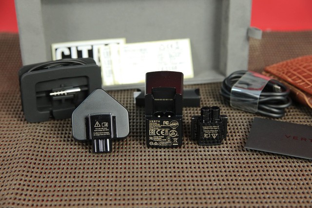 Chiếc Vertu “độc nhất thiên hạ” xuất hiện ở Việt Nam, giá gần 1 tỷ đồng ảnh 8