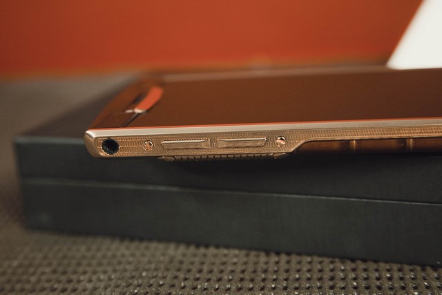 Chiếc Vertu “độc nhất thiên hạ” xuất hiện ở Việt Nam, giá gần 1 tỷ đồng ảnh 16