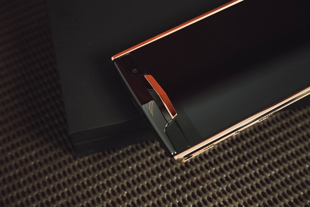 Chiếc Vertu “độc nhất thiên hạ” xuất hiện ở Việt Nam, giá gần 1 tỷ đồng ảnh 3