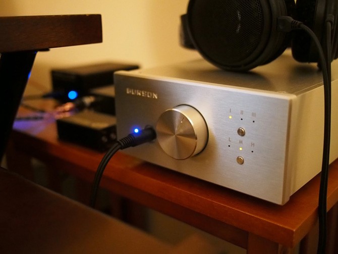 Khi các tín đồ của tai nghe đã hiểu rõ vai trò tối quan trọng của amp/DAC, các sản phẩm đẳng cấp cũng xuất hiện ngày một dày đặc từ khắp mọi nơi trên thế giới. Chord Electronics, Aune và Burson là một vài tên tuổi toàn cầu trong cuộc đua amp/DAC đang ngày một khốc liệt.