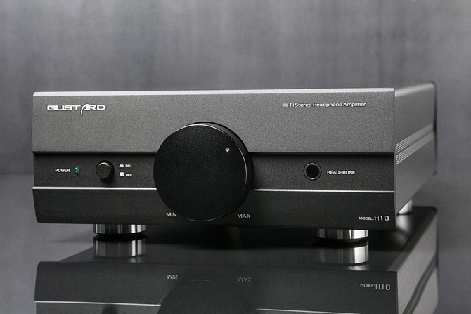 Khi các tín đồ của tai nghe đã hiểu rõ vai trò tối quan trọng của amp/DAC, các sản phẩm đẳng cấp cũng xuất hiện ngày một dày đặc từ khắp mọi nơi trên thế giới. Chord Electronics, Aune và Burson là một vài tên tuổi toàn cầu trong cuộc đua amp/DAC đang ngày một khốc liệt.