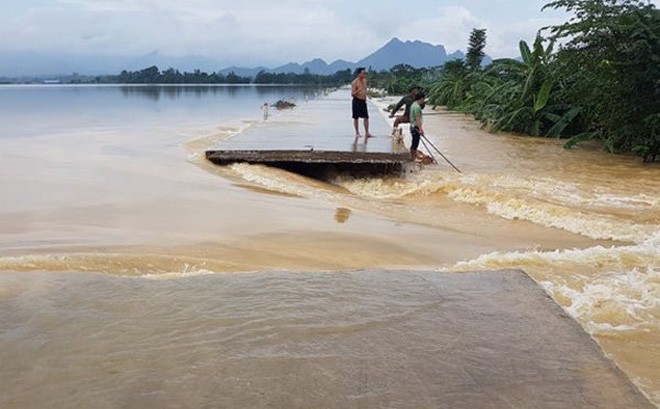 Mưa lũ kỷ lục khiến nhiều tỉnh thiệt hại nặng, hơn 70 người chết và mất tích ảnh 4