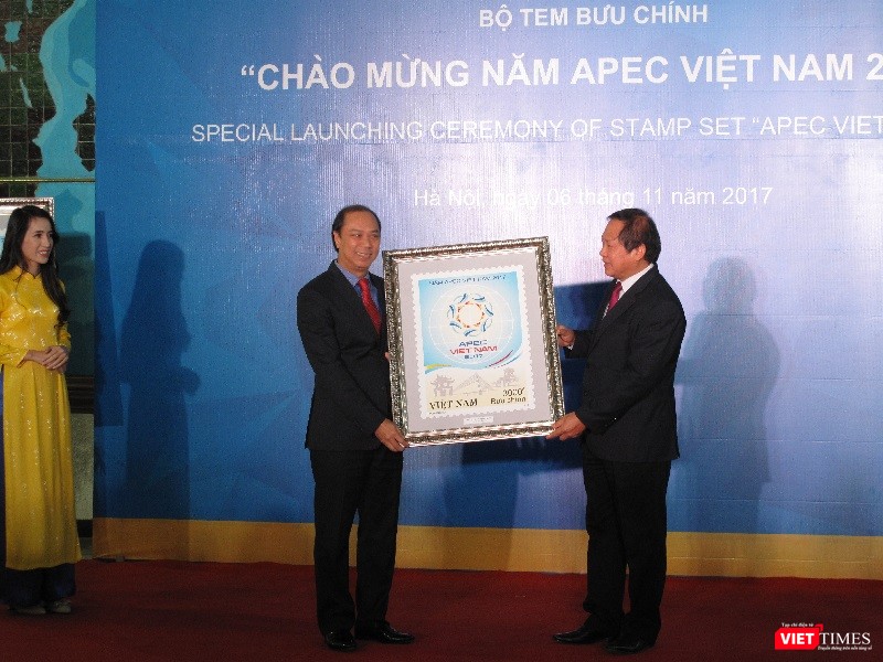 Bộ trưởng Bộ TT&TT trao tặng tem cho Thứ trưởng Bộ Ngoại giao Nguyễn Quốc Dũng. Ảnh: Ánh Dương.