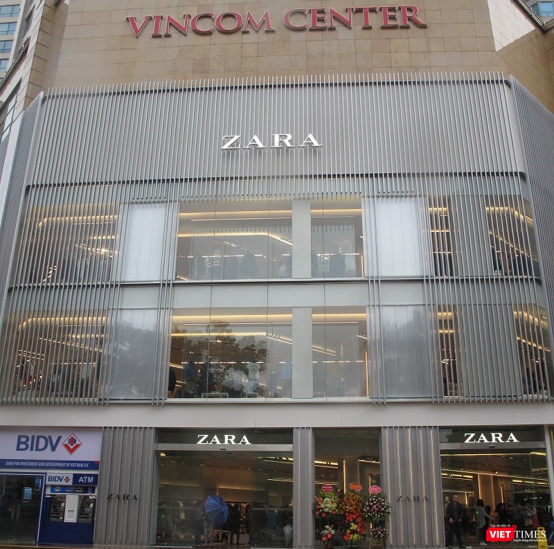 Sáng 9/11, cửa hàng Zara đầu tiên tại Hà Nội bắt đầu mở cửa đón khách. Ảnh: Trần Huyền