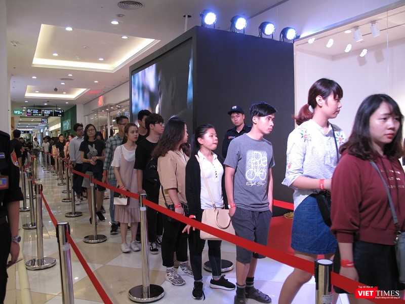 Ngàn người rồng rắn xếp hàng từ sớm để mua đồ H&M Hà Nội ảnh 11